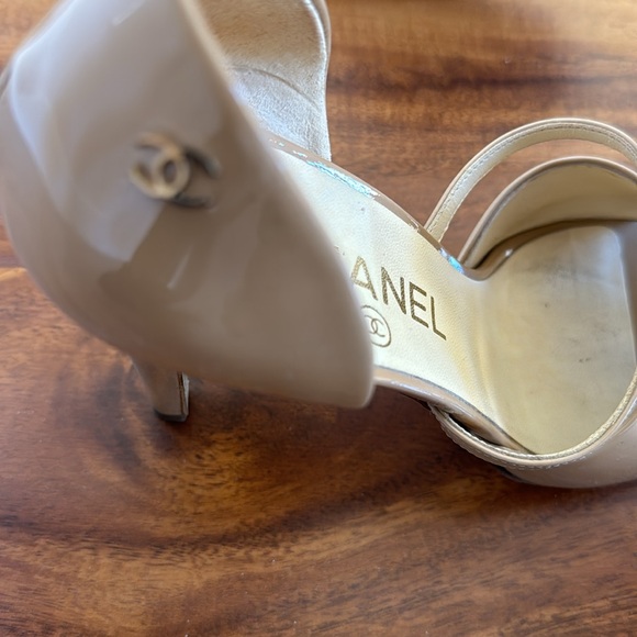 Chanel Patent Leather Pumps with Bow and pearl in the middle. Size 38 - Picture 2 of 5